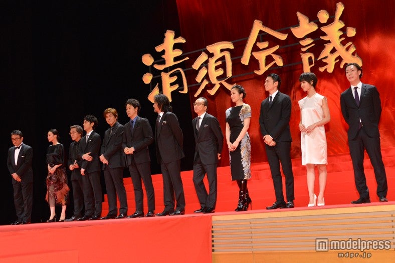 （左から）三谷幸喜監督、中谷美紀、寺島進、妻夫木聡、佐藤浩市、大泉洋、役所広司、小日向文世、鈴木京香、伊勢谷友介、剛力彩芽、坂東巳之助