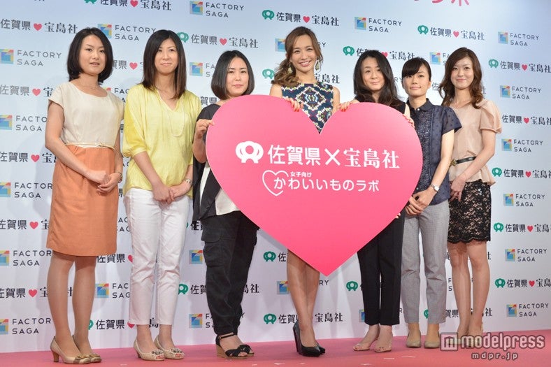 （中央）優木まおみ