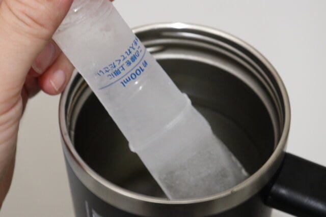 ダイソーの細め水筒用氷棒は氷を取り出しやすい