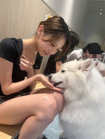 16歳JKモデル・こいろん、夏全開"ミニ丈"コーデでサモエドカフェへ「脚綺麗！」「癒し」
