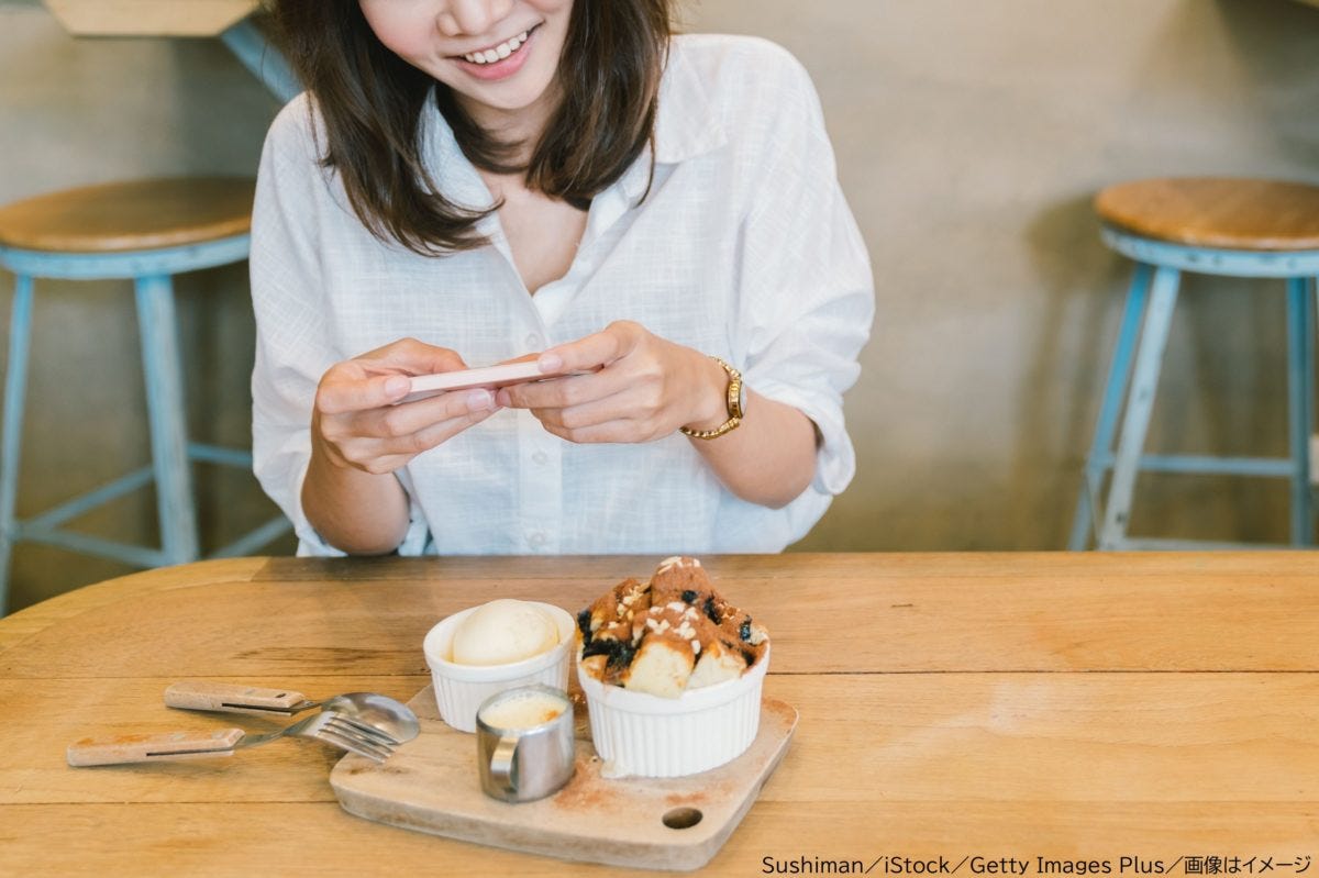 料理を撮影する女性