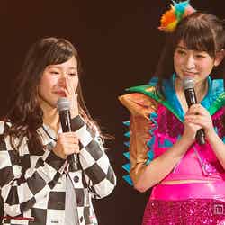 初選抜に歓喜し、涙を流す石田優美（左）（C）NMB48【モデルプレス】