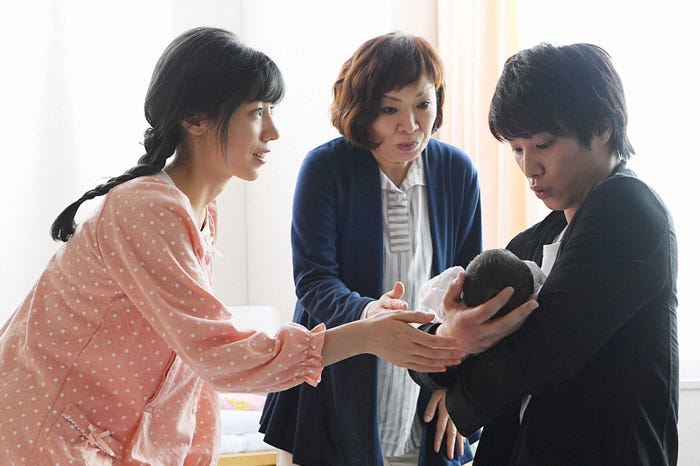 仲里依紗、清水ミチコ、鈴木伸之/「あなたのことはそれほど」第3話より(画像提供:TBS)