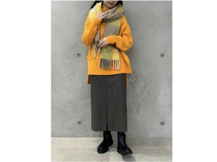 長め丈のスリット入りニットは着ぶくれした印象になりにくくて優秀　出典：WEAR