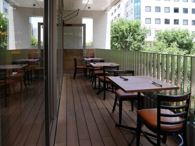 眼下に馬車道をのぞむテラス席(2020年6月20日撮影)