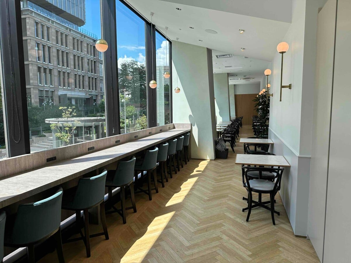 カウンター席にはコンセントがあり充電もできて便利