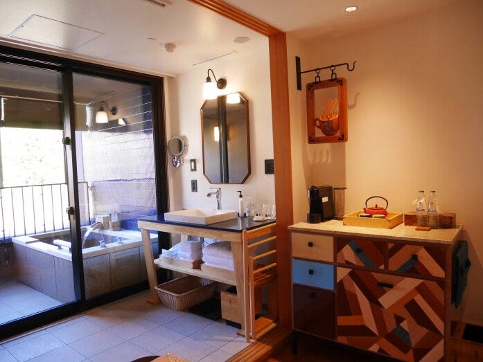 寄木細工がモチーフのミニバーもお洒落（ホテルインディゴ箱根強羅）