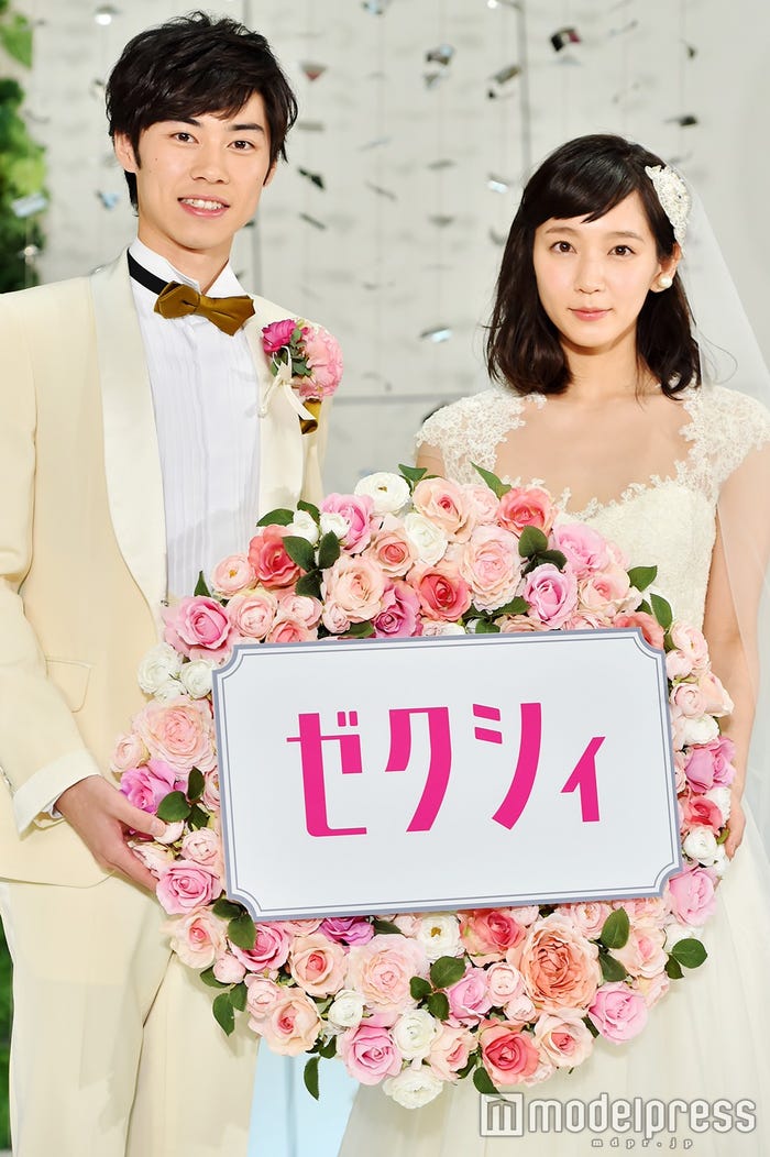『ゼクシィ』の新CMに出演する（左から）戸塚純貴、吉岡里帆（C）モデルプレス