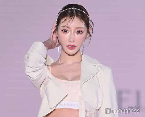 明日花キララ、オールホワイトコーデ 美谷間&美腹筋にドキッ<関西コレクション 2023 S/S>