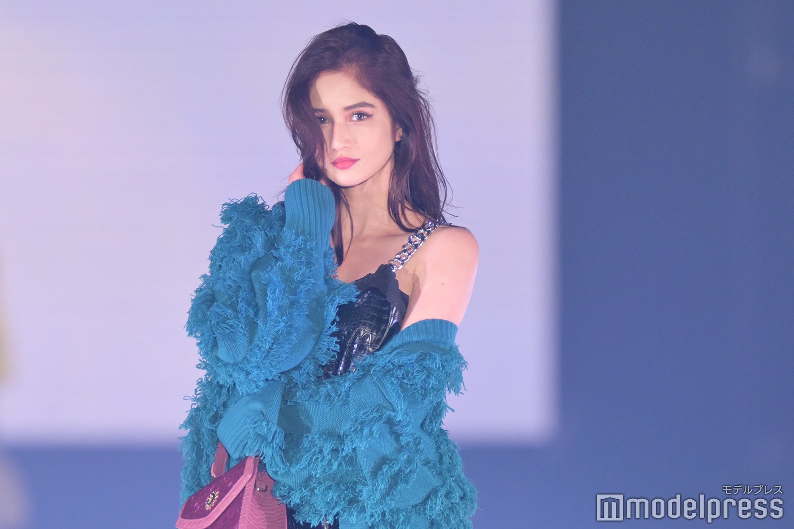 FAKY・Taki、ロングヘアかき上げ色気全開 美脚際立つミニワンピ＜GirlsAward 2022 A／W＞