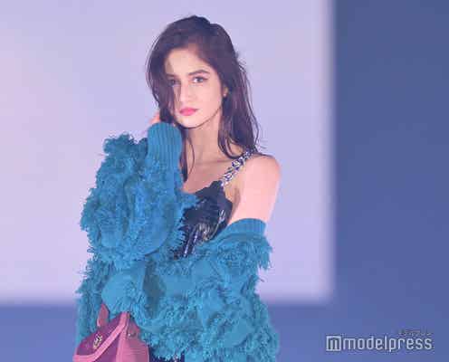 FAKY・Taki、ロングヘアかき上げ色気全開 美脚際立つミニワンピ<GirlsAward 2022 A/W>