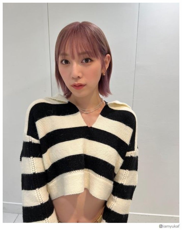 古川優香「初ハイトーン」新カラーに絶賛の声 ミニ丈トップスで美ウエストもちらり