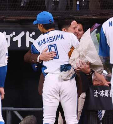 引退試合の日本ハム・中島にサプライズゲストから花束 元チームメートの杉谷拳士氏と握手＆ハグ