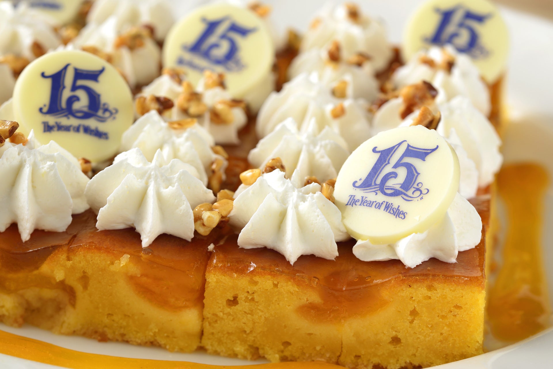 アプリコットとマンゴーのケーキ（ブッフェメニュー一例）（C）Disney