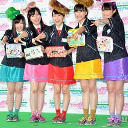 ポーズを決めるももクロ(左より)有安杏果、佐々木彩夏、百田夏菜子、玉井詩織、高城れに