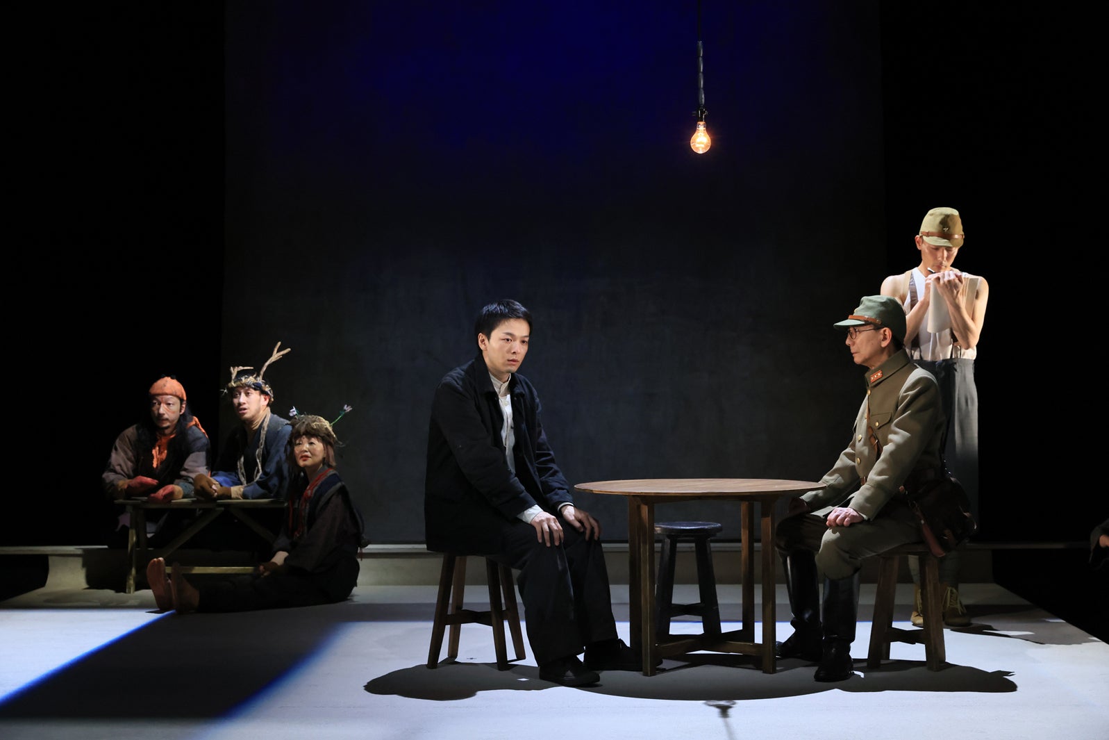 中村倫也ら／撮影：宮川舞子（写真提供：シス・カンパニー）