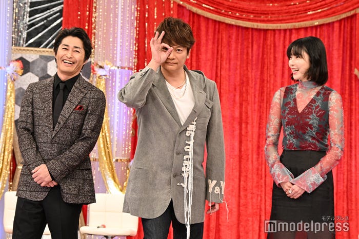 山崎弘也が司会なので「おじゃMAP!!」ポーズをする香取慎吾、それを見て笑っている安田顕、向里祐香(C)モデルプレス