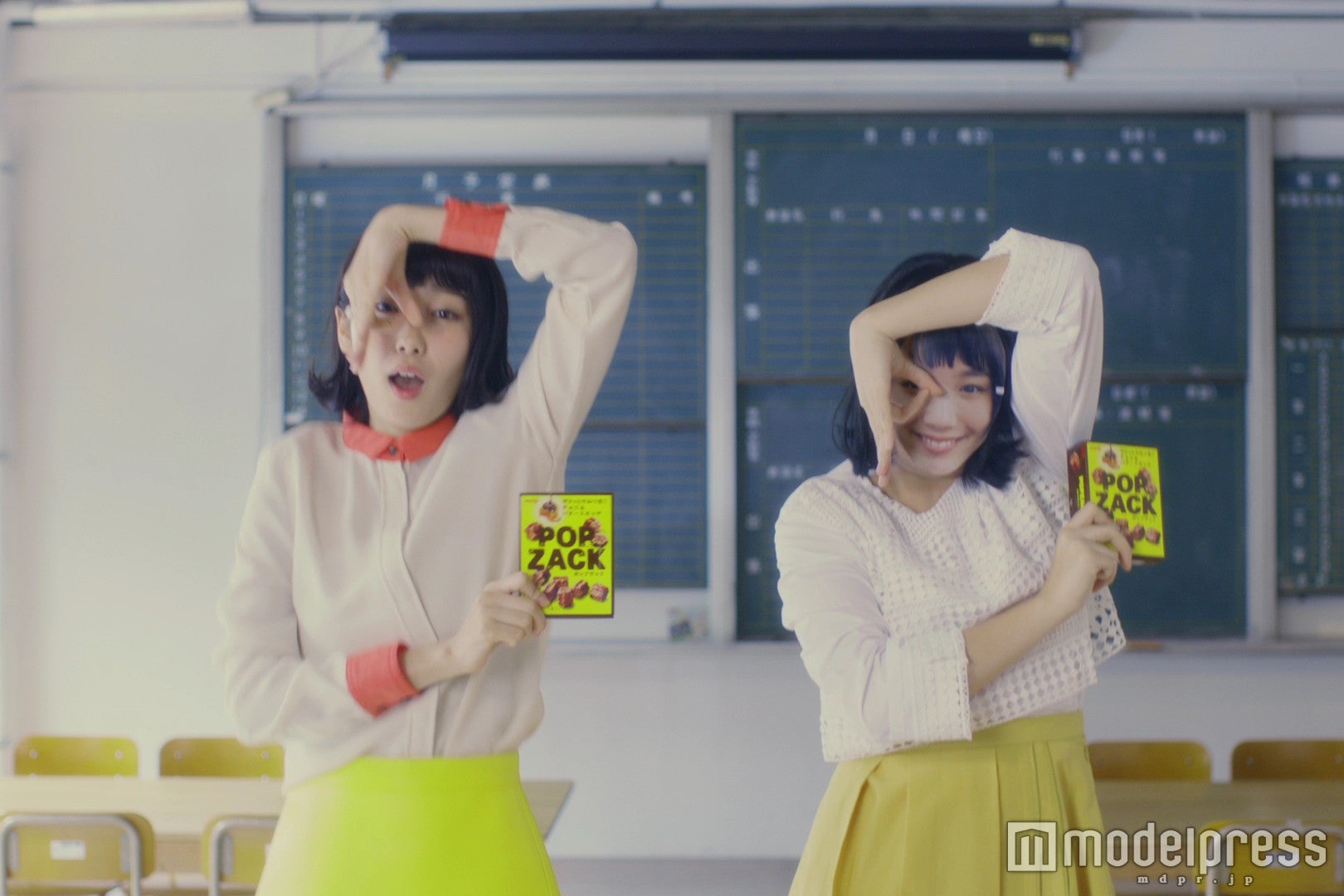 飯豊まりえ（左）／新CMより