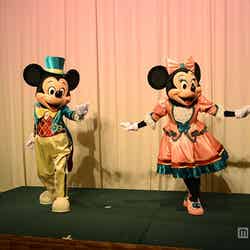 ミッキーマウスとミニーマウスがダンスを披露