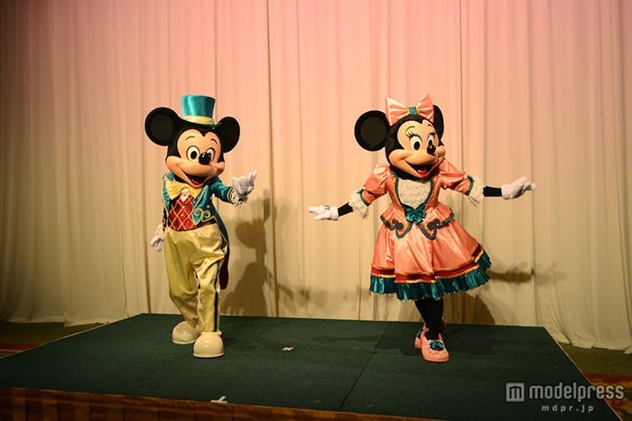ミッキーマウスとミニーマウスがダンスを披露