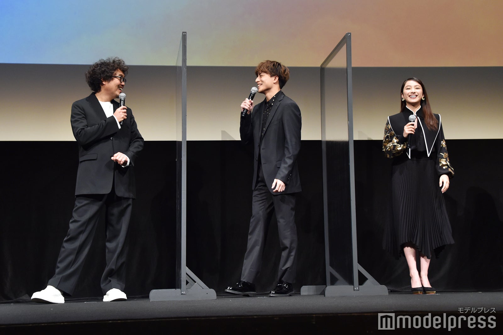 三木康一郎監督に「いい男すぎて毎回イラッとしていた」と言われ笑う白濱亜嵐、平祐奈（C）モデルプレス