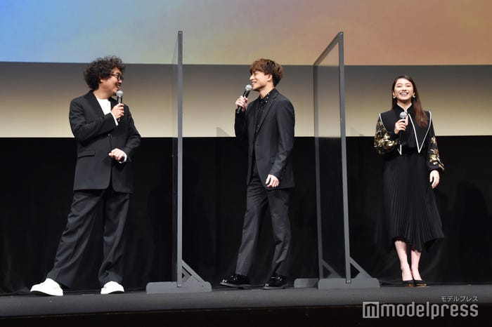 三木康一郎監督に「いい男すぎて毎回イラッとしていた」と言われ笑う白濱亜嵐、平祐奈(C)モデルプレス