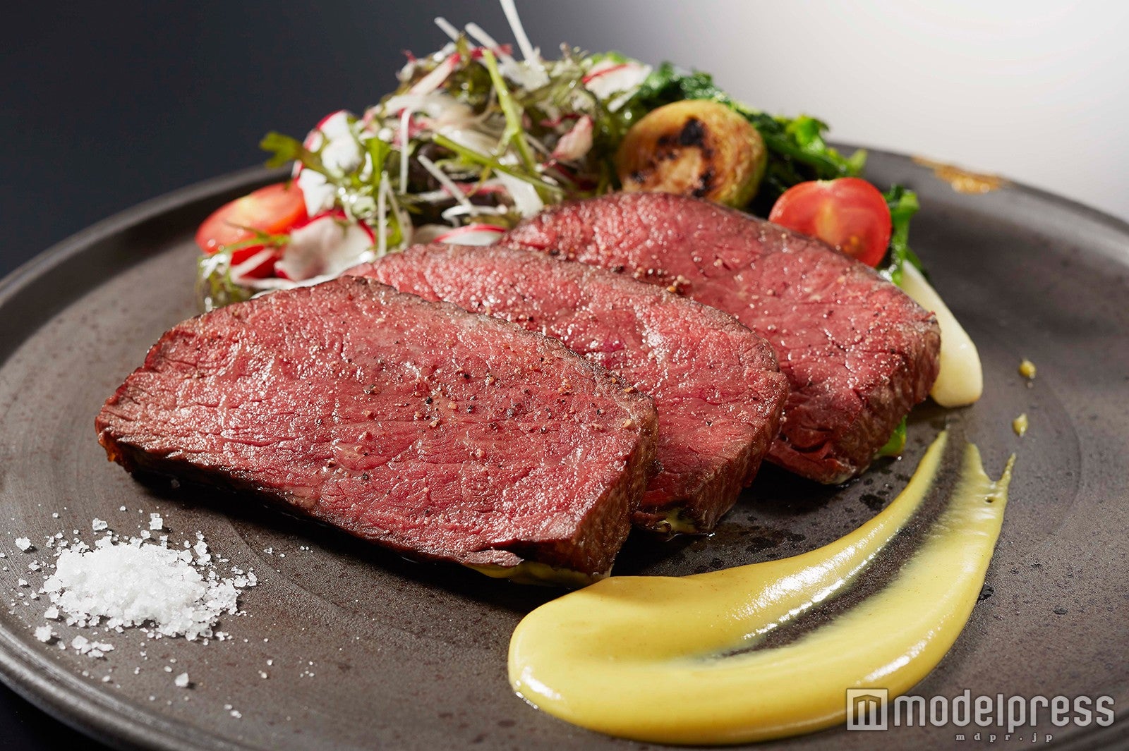 「SHIBUYA bed」極上高森和牛の低温ロースト トリュフマスタード添え（100g）1，801円