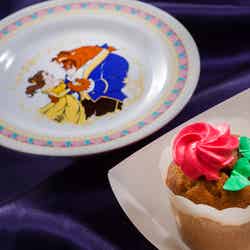 カップケーキ（キャラメル風味）、スーベニアプレート付き（C）Disney
