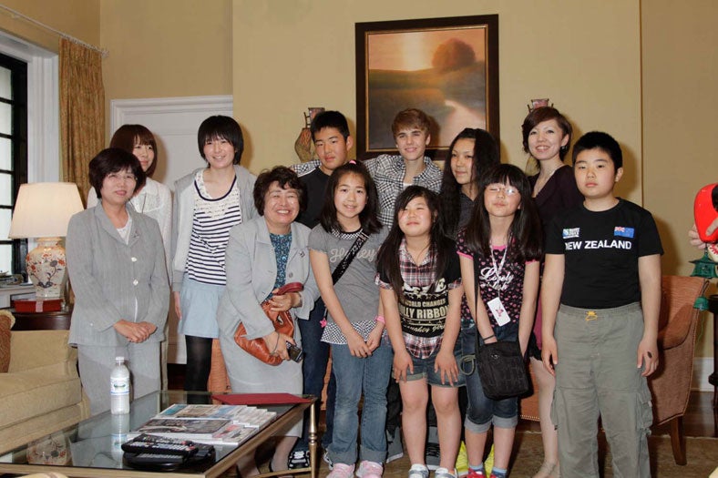 ジャスティン・ビーバーと被災地の学生