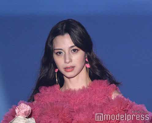 中条あやみ「TGC熊本」トップバッターで登場 個性派ボリューミードレス姿で圧倒的“美”