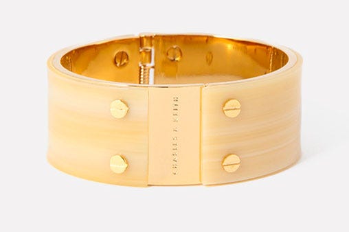 アセテートブレスカフ「CHARLES & KEITH」4,752円(税込)/画像提供:CHARLES & KEITH OFFICIAL ONLINE STORE