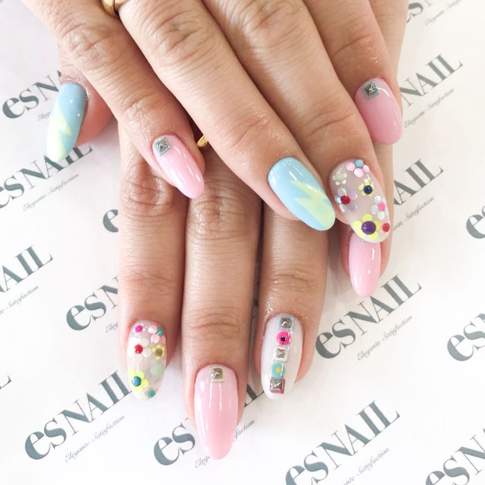 お花のアートがオシャレ/画像提供:esNAIL