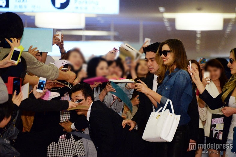 ＜速報＞ミランダ・カー来日　ファン殺到で空港騒然