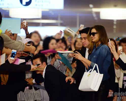 <速報>ミランダ・カー来日 ファン殺到で空港騒然