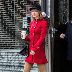 真っ赤なコートにジョッキーブーツが可愛い Photo：Getty Images