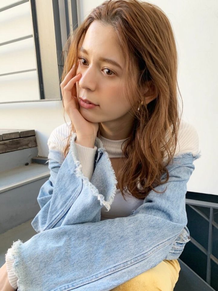 セミロングパーマ 前髪なしのスタイル集 大人の魅力がグンっと上がるおすすめヘア モデルプレス セミロングパーマ 前髪なしのスタイル集 大人の魅力がグンっと上がるおすすめヘア モデルプレス