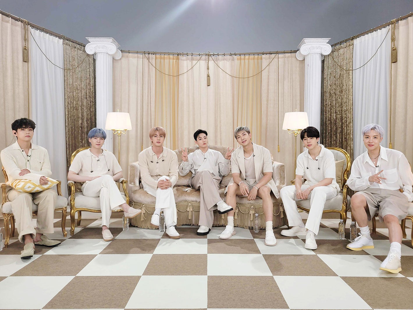 BTS・SUGA、ペールブルーヘアにイメチェン「青髪再来」「派手髪かっこよすぎる」の声