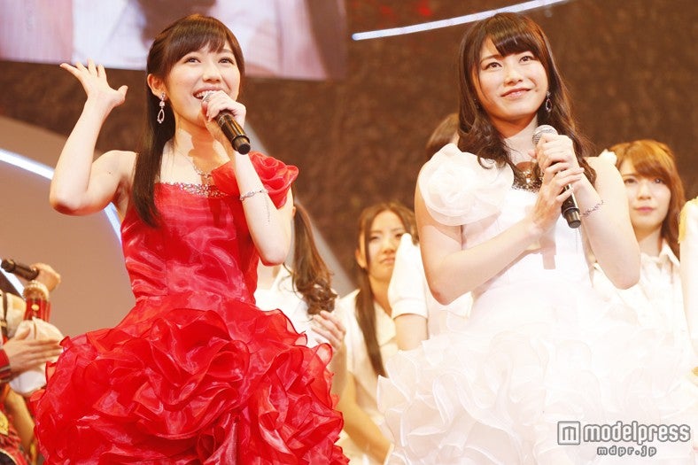 紅組キャプテン・渡辺麻友、白組キャプテン・横山由依（C）AKS