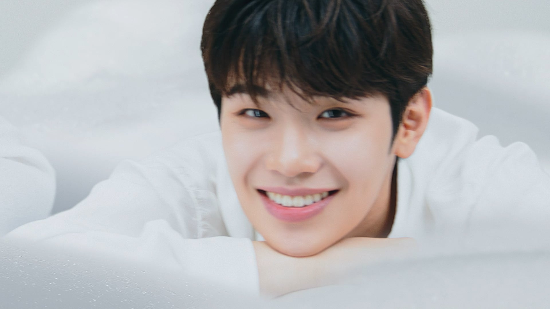 新CM「ビフェスタ 泡洗顔」篇より（提供写真）