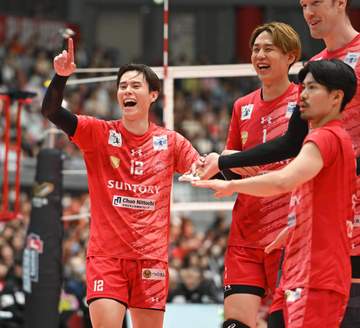 サントリーがCSセミファイナル先勝 今季限り退団の高橋藍「期待に応えられるように」