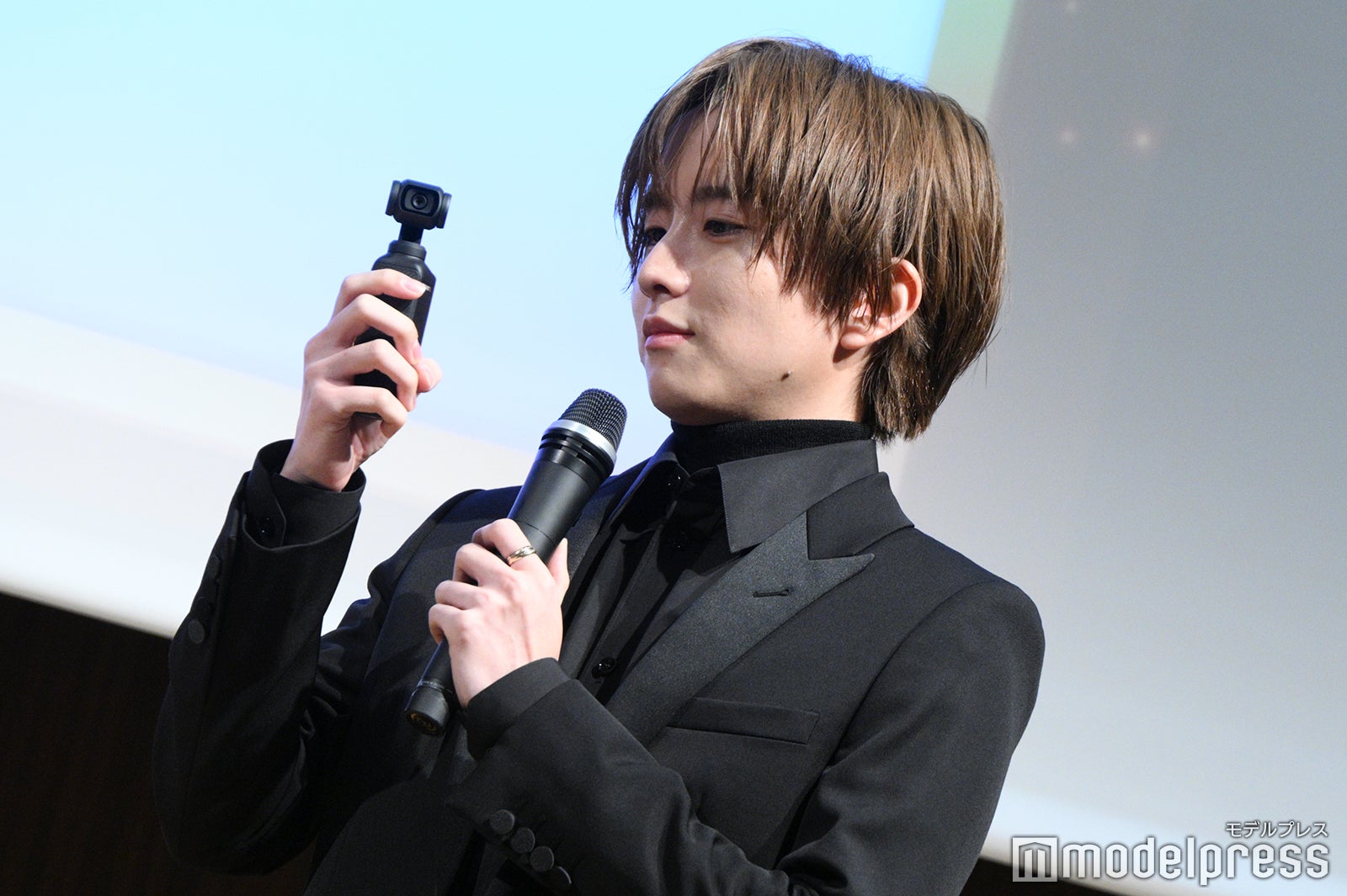 最新カメラを試し報道陣を撮影する板垣李光人（C）モデルプレス