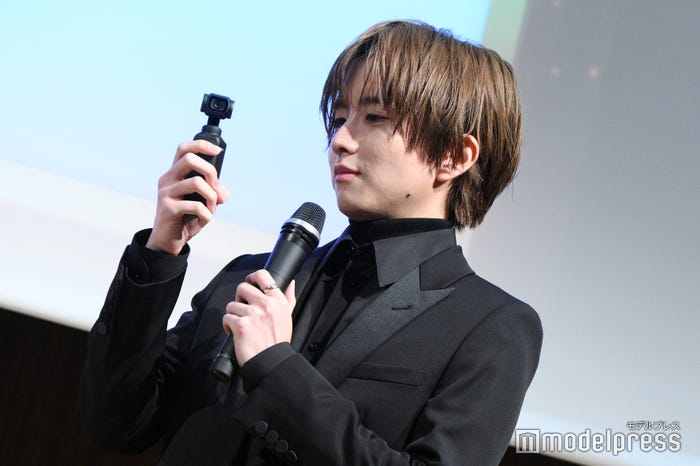 最新カメラを試し報道陣を撮影する板垣李光人(C)モデルプレス