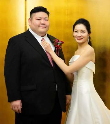 大相撲の元幕内剣翔、現役CA妻と新ヘアスタイルで登場！結婚披露宴と同時開催の断髪式で号泣