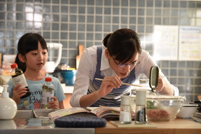 横溝菜帆、綾瀬はるか/「義母と娘のブルース」第3話より(C)TBS