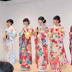 （左から）蟹沢萌子、菅波美玲、谷崎早耶、佐々木舞香、大場花菜 （C）モデルプレス