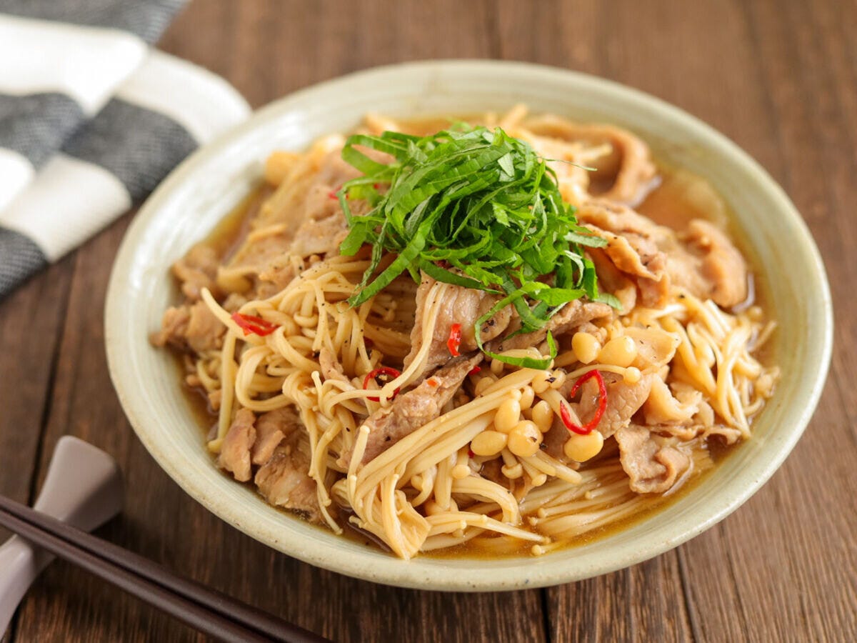 箸が添えられた、青じそと粗びきこしょうがトッピングされた豚こまえのき 箸が添えられた、青じそと粗びきこしょうがトッピングされた豚こまえのき