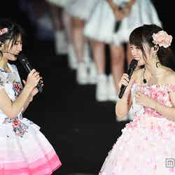 AKB48を卒業する川栄李奈（右）へ手紙を読む横山由依（左）／（C）AKS【モデルプレス】