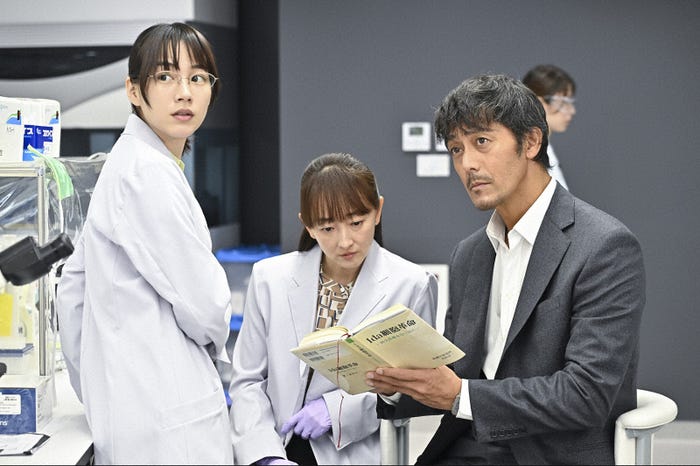 のん、花總まり、阿部寛「キャスター」第3話(C)TBS