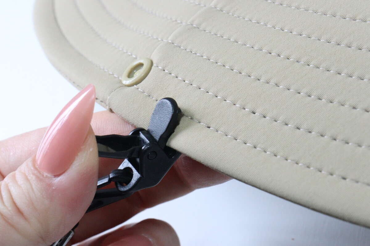 ダイソー 2wayハットストラップ ダイソーの2wayハットストラップのクリップを帽子のつばに付ける