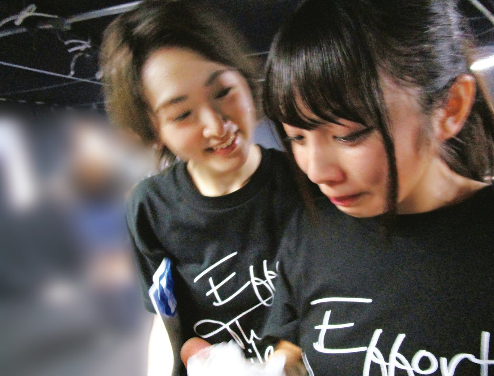 涙を浮かべる後輩・与田祐希に生駒里奈が温かい眼差しを向けながら励ます様子（撮影：若月佑美）（提供写真）